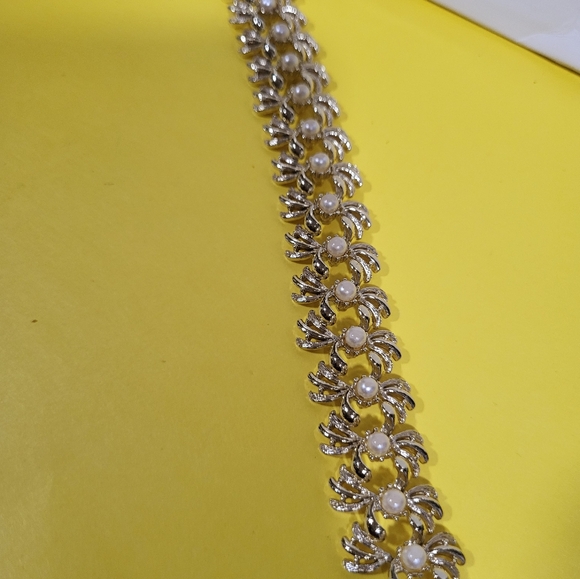 Elegant Silver and Pearl Bracelet - Picture 3 of 4